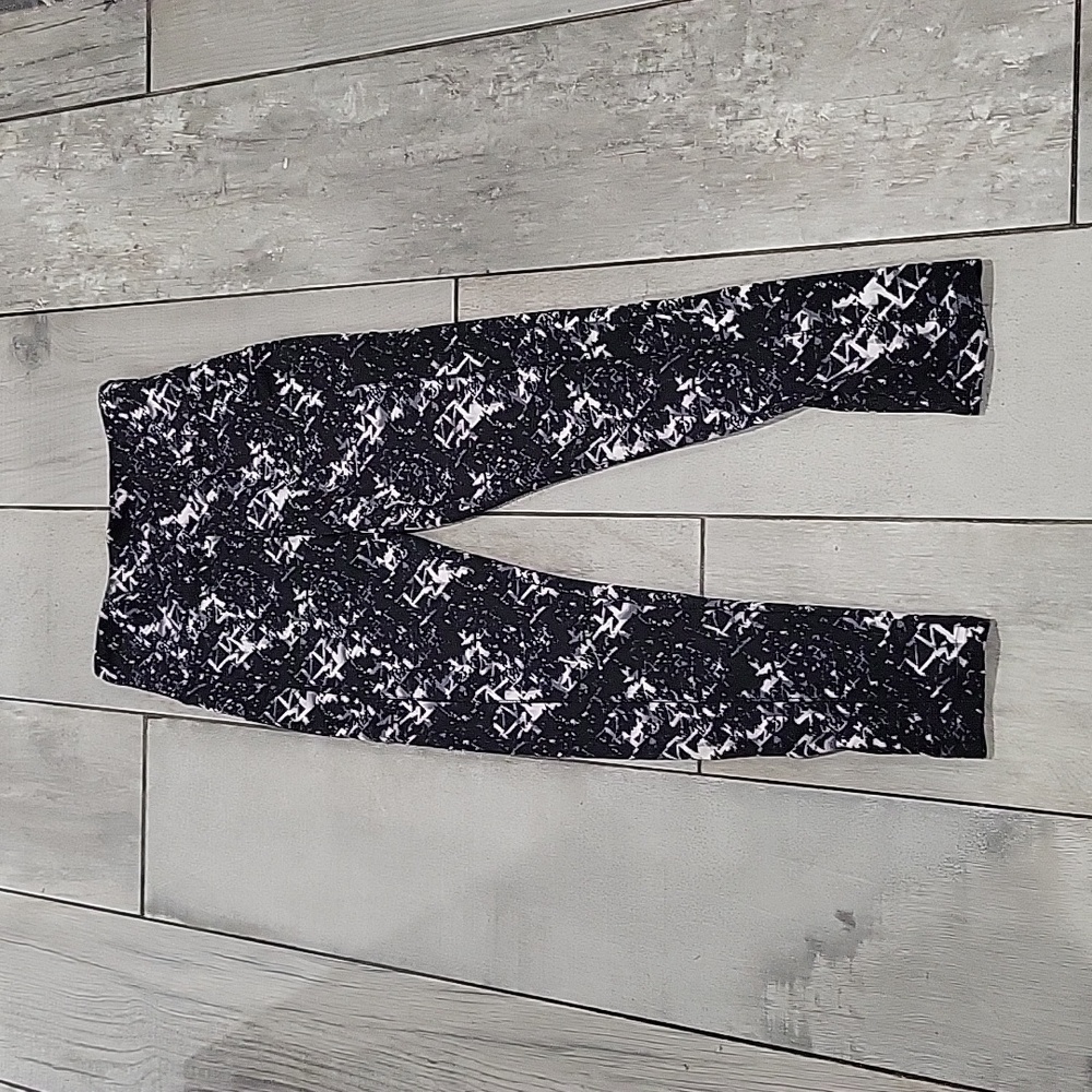 Sho Sho black and white legging size small with side pockets